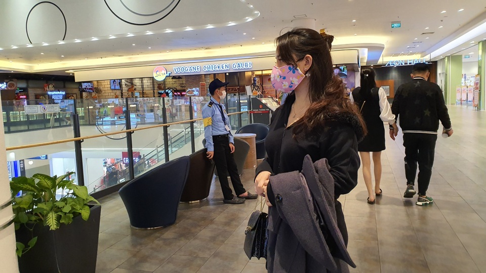 Khẩu trang y tế cháy hàng tại trung tâm thương mại, dân Hà Nội vừa chơi vừa sợ - 3 Khẩu trang y tế cháy hàng tại trung tâm thương mại, dân Hà Nội vừa chơi vừa sợ - 3