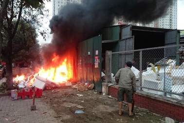 Hà Nội: Cháy lớn cạnh siêu thị Big C, nhân viên cuống cuồng dập lửa