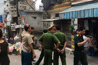 Hà Nội: Hốt hoảng phát hiện vật nghi mìn tự chế trong ngách nhỏ