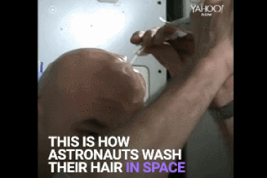 Các phi hành gia gội đầu như thế nào trong môi trường không trọng lực?