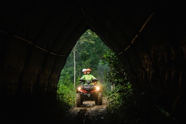 Độc đáo tour lái xe mạo hiểm giữa rừng, khám phá "nhà Kong" ở Quảng Bình