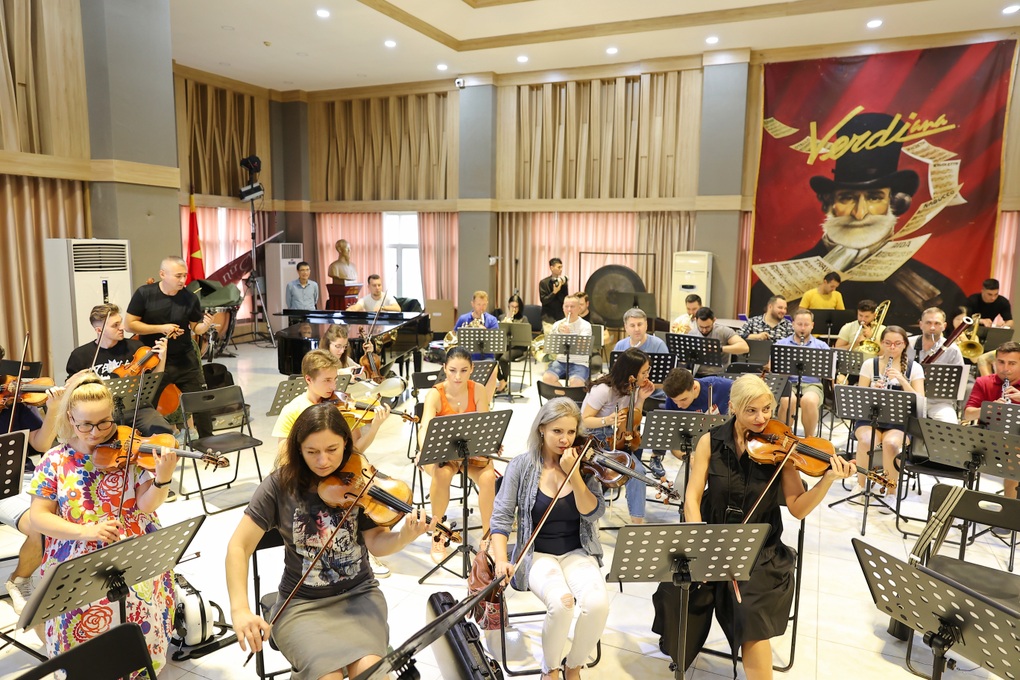 Tiến sĩ cello Đinh Hoài Xuân say mê tập luyện với Dàn nhạc quốc tế - 3 Tiến sĩ cello Đinh Hoài Xuân say mê tập luyện với Dàn nhạc quốc tế - 3