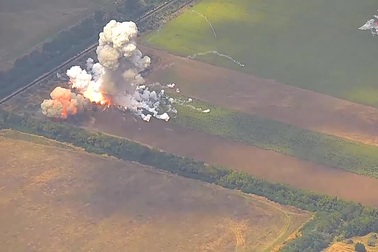 Pháo "cơn lốc lửa" Nga bắn nổ tung khẩu đội phòng không Ukraine