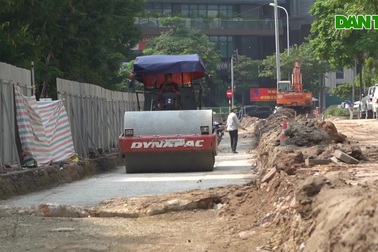 Hà Nội: Gấp rút thi công xén vỉa hè, mở rộng đường thường xuyên ùn tắc