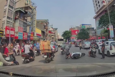 Người phụ nữ đi xe máy gặp nạn vì phanh gấp tránh xe đi ngược chiều