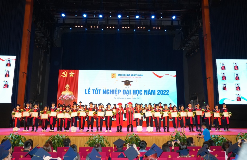 Lễ tốt nghiệp đáng nhớ của 5.500 tân cử nhân Trường ĐH Công nghiệp Hà Nội - 3 Lễ tốt nghiệp đáng nhớ của 5.500 tân cử nhân Trường ĐH Công nghiệp Hà Nội - 3