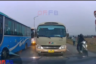 Tài xế xe khách chạy lấn làn còn thể hiện thái độ thách thức