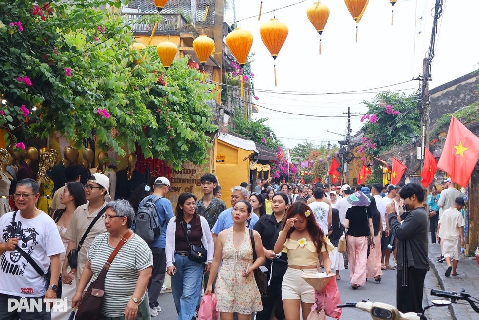 Mệt như du lịch lễ: Khắp nơi đông đúc, xếp hàng chờ ăn, vật vờ tìm chỗ nghỉ - 6