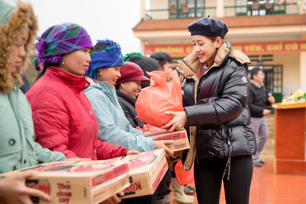 Chi Pu vượt đường xa, trao quà cho trẻ em vùng cao tại Lào Cai - 2 Chi Pu vượt đường xa, trao quà cho trẻ em vùng cao tại Lào Cai - 2