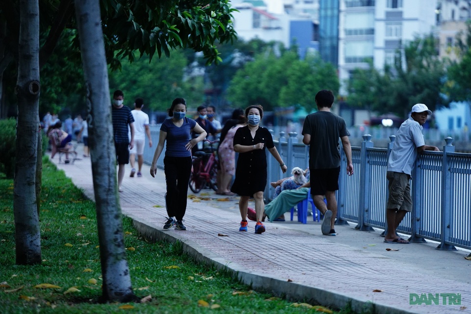 Nhịp sống “bình thường” trước khi lệnh cách ly hết hiệu lực - 6 Nhịp sống “bình thường” trước khi lệnh cách ly hết hiệu lực - 6