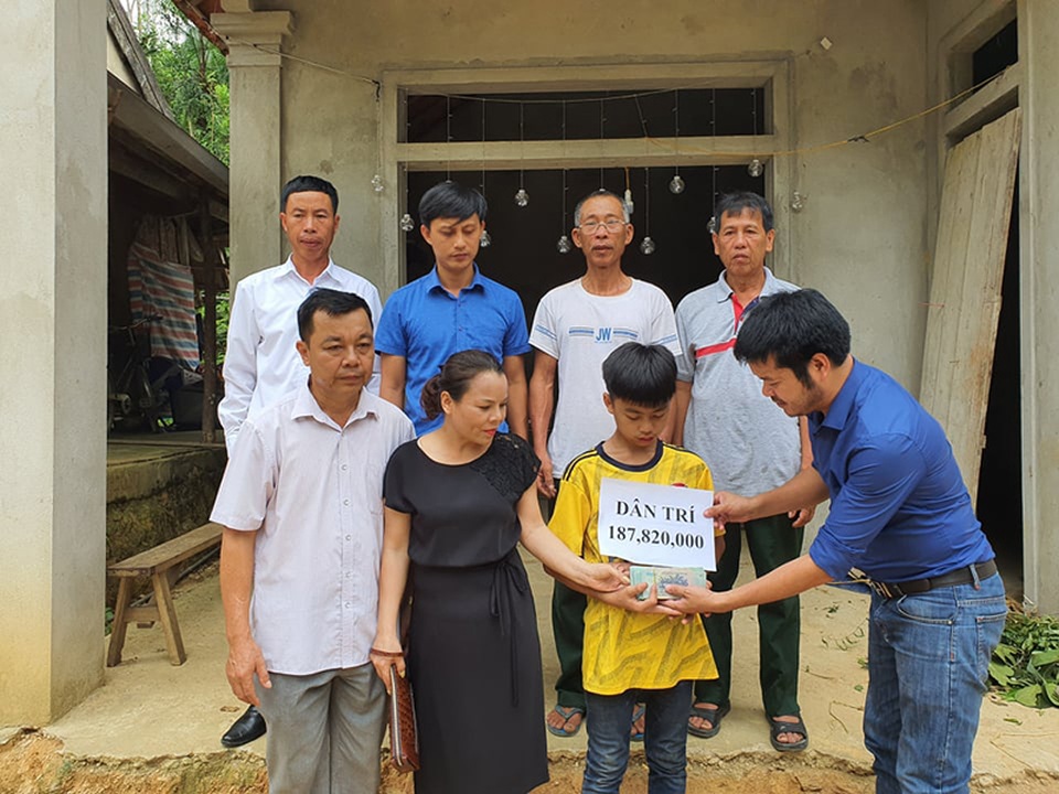 Cậu học trò nghèo nghẹn ngào vì được Bạn đọc Dân trí chung tay cứu mẹ - 1 Cậu học trò nghèo nghẹn ngào vì được Bạn đọc Dân trí chung tay cứu mẹ - 1