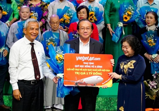 Vietjet tiếp tục đồng hành cùng Quỹ Vừ A Dính chắp cánh ước mơ cho thế hệ trẻ Việt Nam.