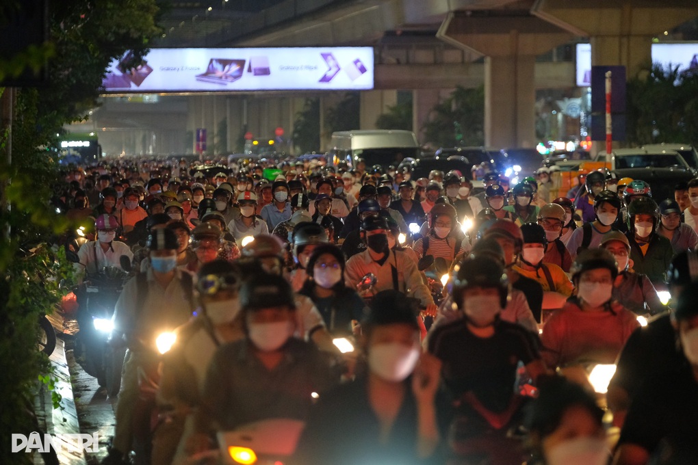 Hà Nội: Biển người chen chúc giờ tan tầm - 12 Hà Nội: Biển người chen chúc giờ tan tầm - 12
