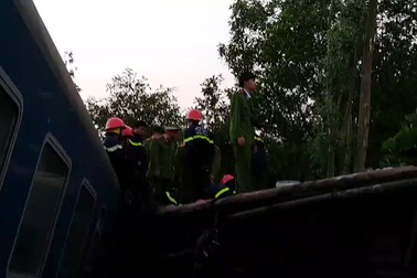 Cắt toa tàu để đưa thi thể phó tàu ra ngoài