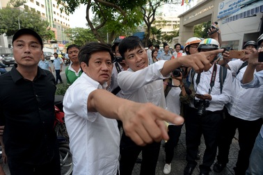 Ông Đoàn Ngọc Hải như cơn lốc “cuốn phăng” mọi vật cản trên vỉa hè!