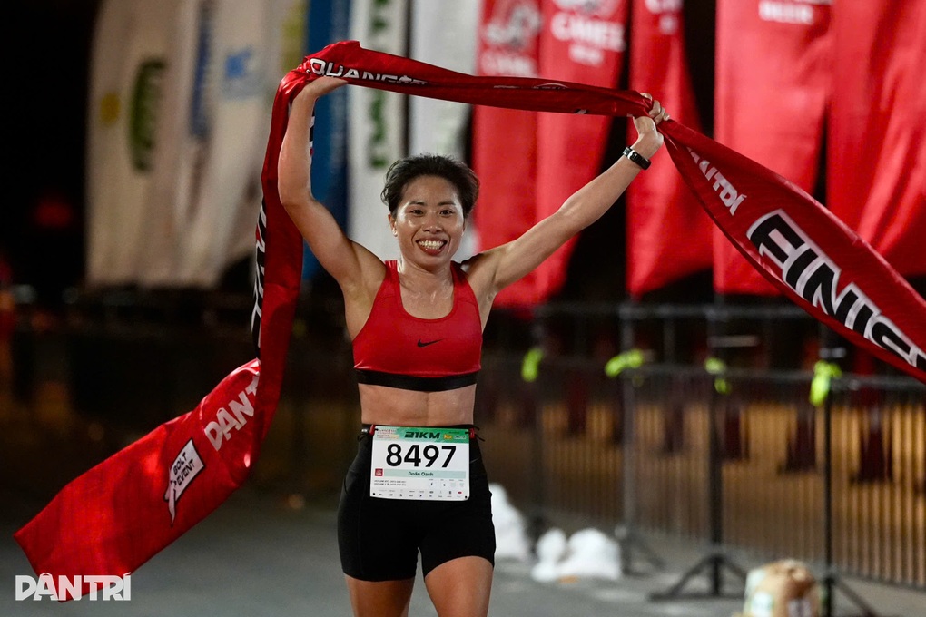 ماراثون كوانغ تري الدولي 2025 يكرم الأرجل المتميزة - 3 Quảng Trị International Marathon 2025 vinh danh những đôi chân xuất sắc - 3