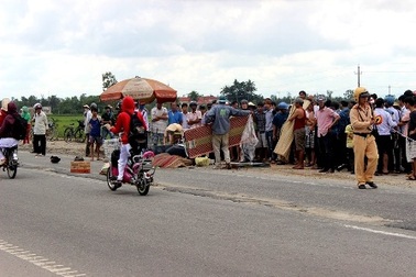 Hai vợ chồng chết thảm dưới bánh xe đầu kéo