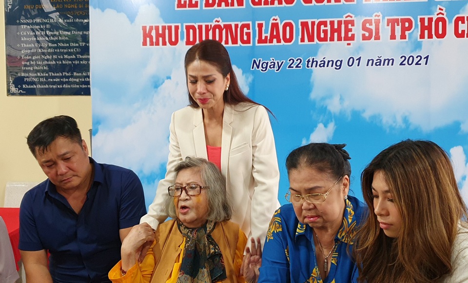 Lý Hùng, Lý Hương bật khóc khi hoàn thành di nguyện của cố NSND Lý Huỳnh - 11 Lý Hùng, Lý Hương bật khóc khi hoàn thành di nguyện của cố NSND Lý Huỳnh - 11
