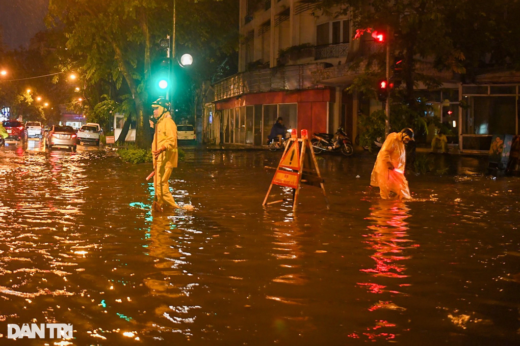 Nhiều nơi ở Hà Nội ngập trong biển nước sau cơn mưa lớn - 17 Nhiều nơi ở Hà Nội ngập trong biển nước sau cơn mưa lớn - 17