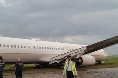 Mỹ: Máy bay trượt đường băng, hàng trăm khách khiếp đảm