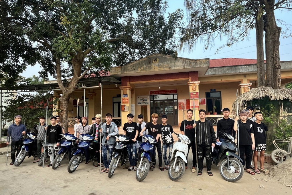 30 thanh niên đeo khẩu trang vác dao đi giải quyết mâu thuẫn - 1