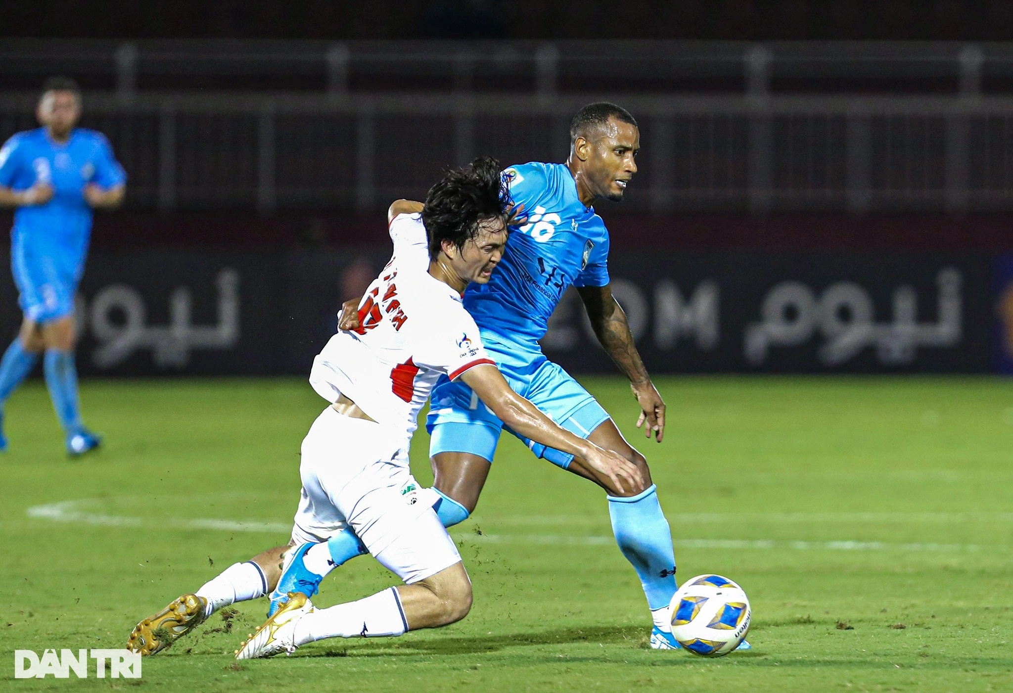 Văn Toàn bắt tay làm hòa sau pha va chạm khiến cầu thủ Sydney FC bị đau - 7