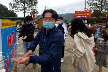 Những hình ảnh khác lạ trong ngày đầu năm mới tại đền chùa