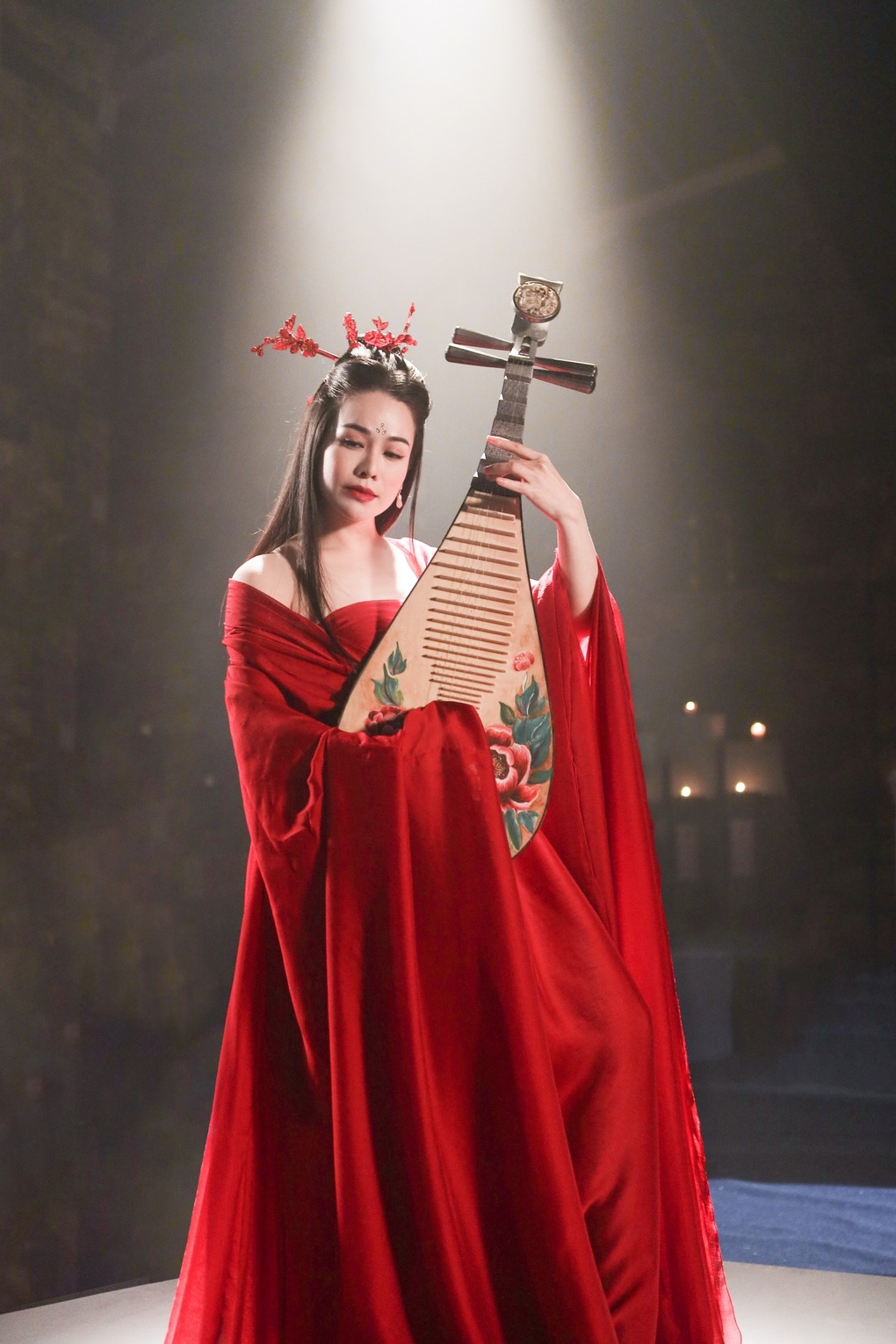 Nhật Kim Anh tình tứ bên cựu thành viên nhóm HKT - 2 Nhật Kim Anh tình tứ bên cựu thành viên nhóm HKT - 2