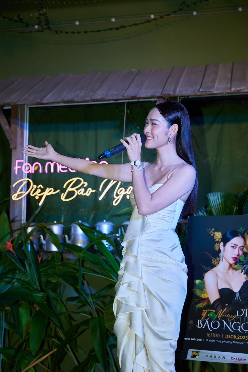 Diệp Bảo Ngọc ngẫu hứng khoe bài hát mới cùng Thái Sơn Beatbox - 1 Diệp Bảo Ngọc ngẫu hứng khoe bài hát mới cùng Thái Sơn Beatbox - 1