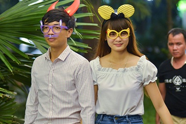 Các cặp đôi “tay trong tay” dạo phố đêm Trung thu