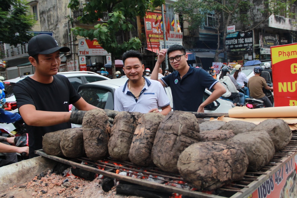 Cho gà tắm thảo mộc, bọc đất sét, chủ quán bán trăm con mỗi ngày ở Hà Nội - 1 Cho gà tắm thảo mộc, bọc đất sét, chủ quán bán trăm con mỗi ngày ở Hà Nội - 1