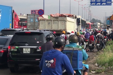 Kẹt xe suốt buổi sáng, giao thông cửa ngõ Sài Gòn hỗn loạn