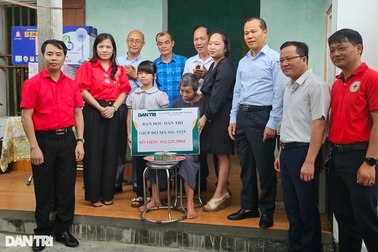 Trao hơn 400 triệu đồng tới cháu bé chăm mẹ tâm thần