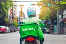 Shipper chê tiền "tip" ít khiến dân mạng dậy sóng tranh cãi