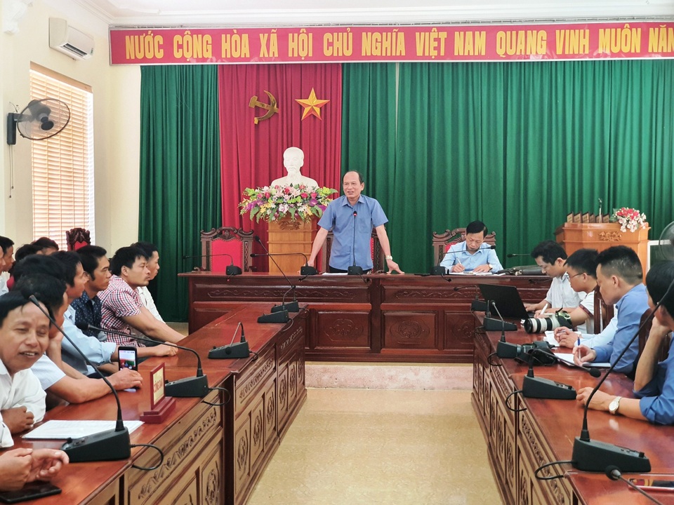 60 phụ huynh lên trụ sở UBND tỉnh ý kiến về việc giải thể trường - 1 60 phụ huynh lên trụ sở UBND tỉnh ý kiến về việc giải thể trường - 1