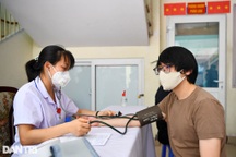 Hỏi đáp vắc xin Covid-19: Vì sao phải đo huyết áp trước khi tiêm phòng?