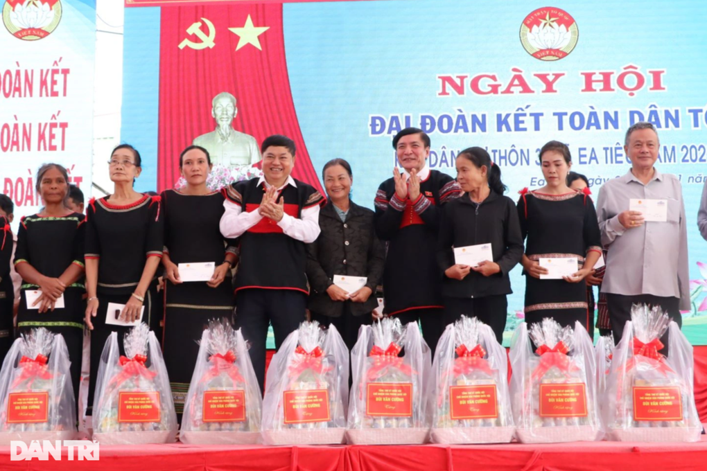 Bà con các dân tộc đoàn kết để bảo vệ sự bình yên của buôn làng - 5 Bà con các dân tộc đoàn kết để bảo vệ sự bình yên của buôn làng - 5