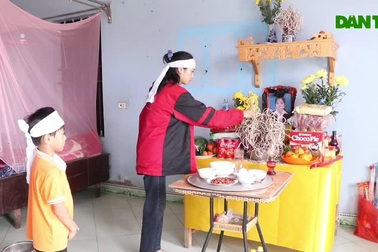 Hai đứa trẻ mồ côi ngày Tết