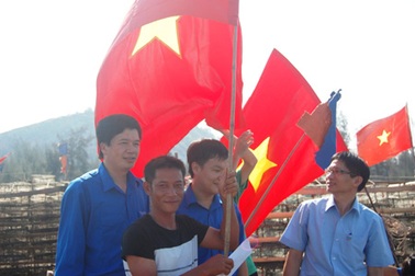 Nghệ An: Trao 250 lá cờ Tổ quốc cho ngư dân vươn khơi, bám biển