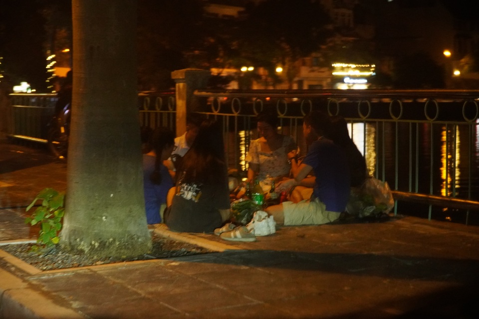 Bí ẩn cuộc điện thoại “tiên tri” giúp quán nước vỉa hè hồ Tây “sống khỏe” - 11 Bí ẩn cuộc điện thoại “tiên tri” giúp quán nước vỉa hè hồ Tây “sống khỏe” - 11