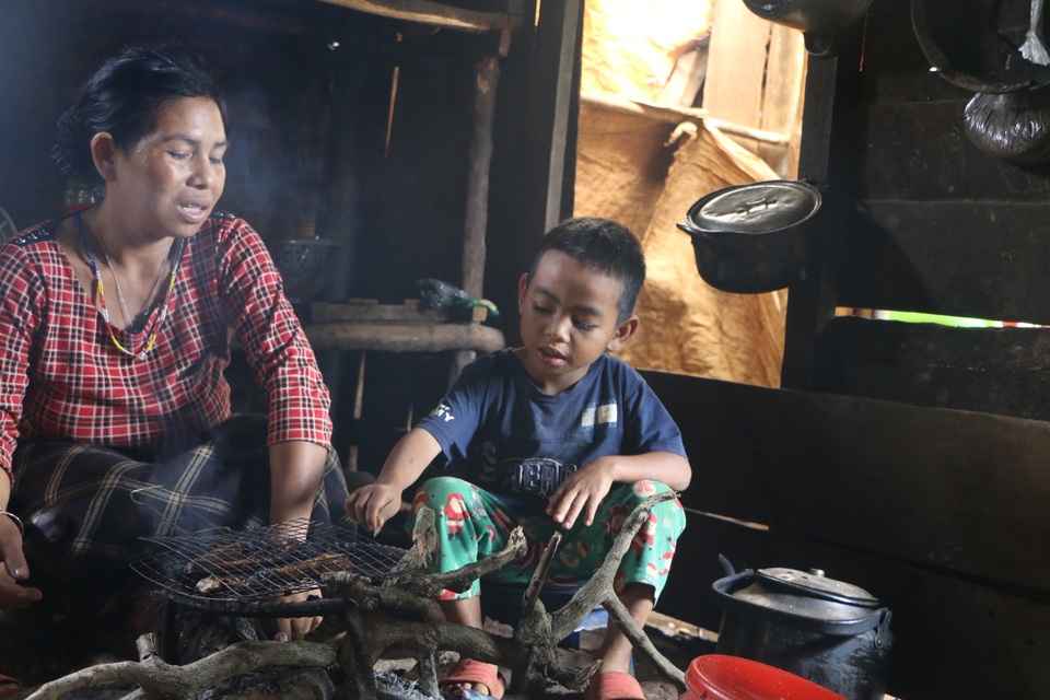 Xót xa cảnh người cha nằm liệt, 5 đứa trẻ chỉ mơ một bữa cơm có thịt - 8 Xót xa cảnh người cha nằm liệt, 5 đứa trẻ chỉ mơ một bữa cơm có thịt - 8