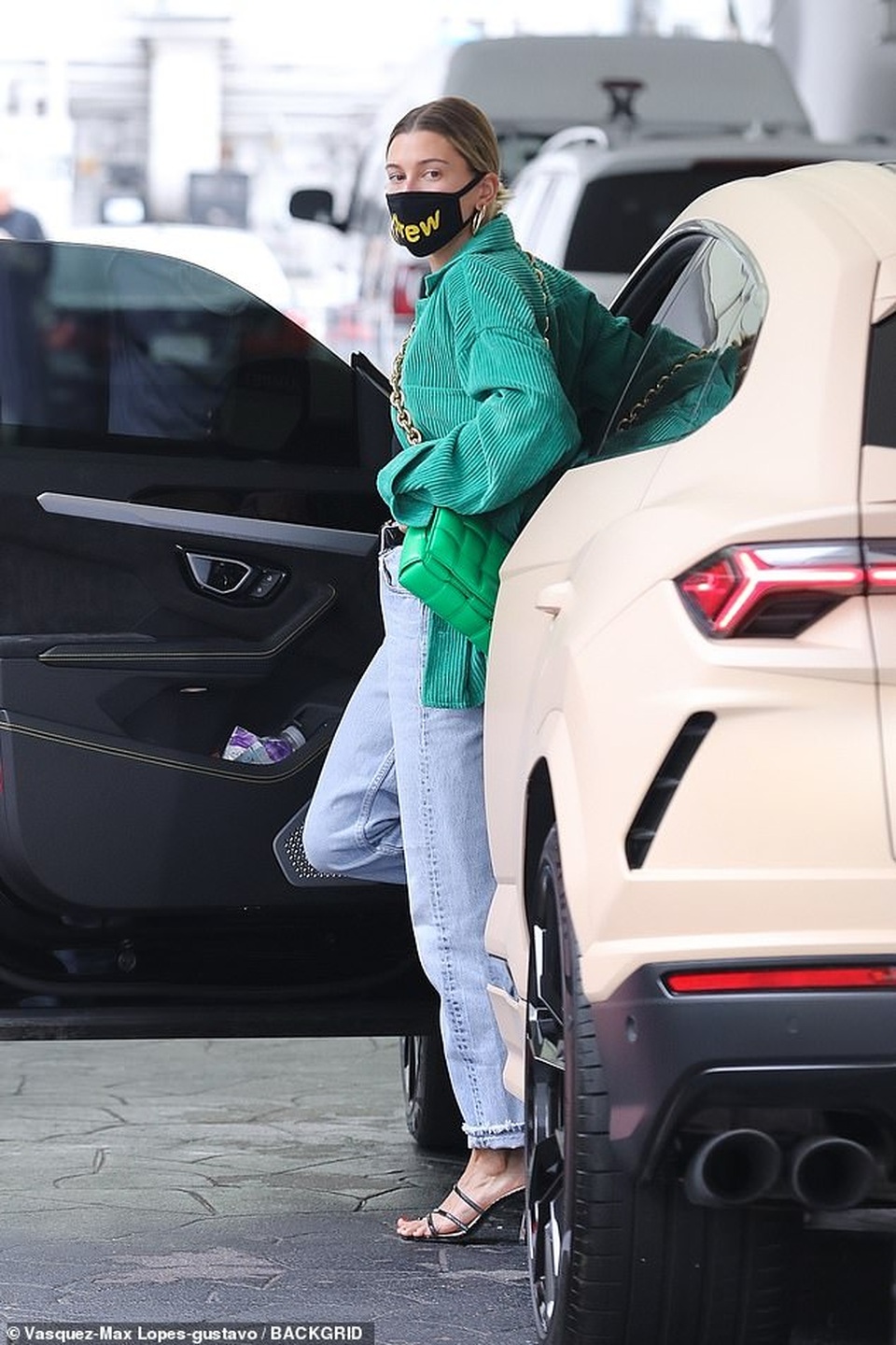 Hailey Bieber đeo túi gần 4000 USD ra phố - 4 Hailey Bieber đeo túi gần 4000 USD ra phố - 4