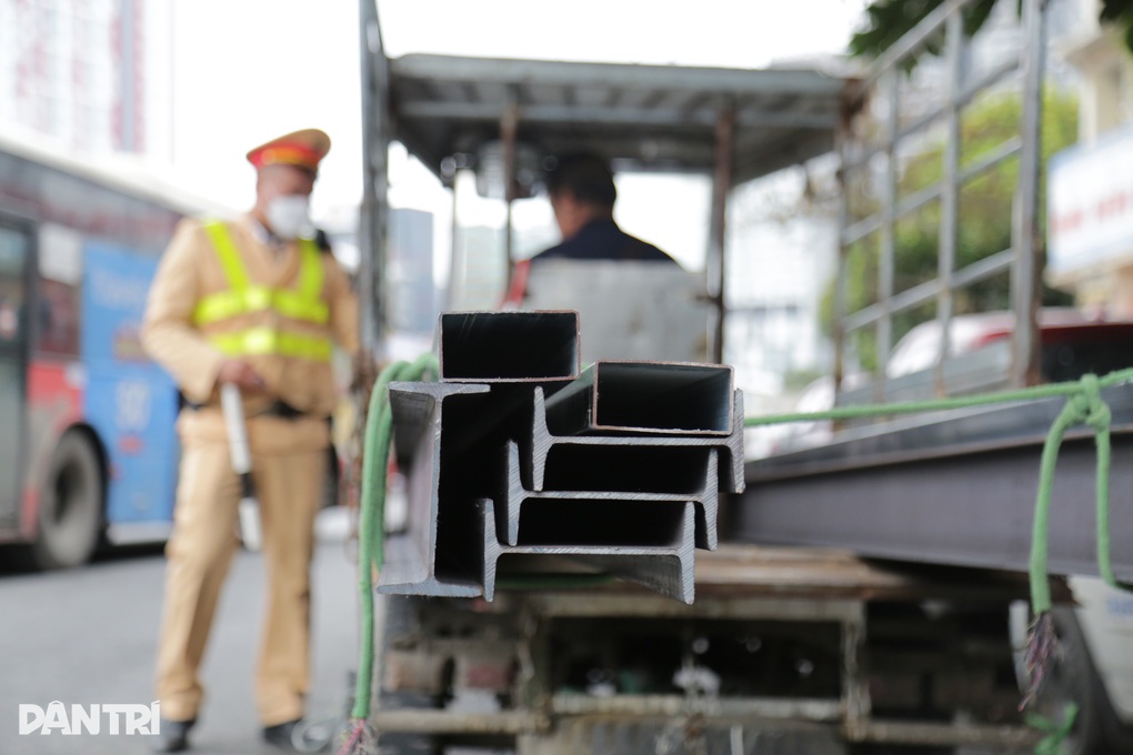 Tài xế giả danh thương binh, chở hàng cồng kềnh bị CSGT xử lý - 5 Tài xế giả danh thương binh, chở hàng cồng kềnh bị CSGT xử lý - 5