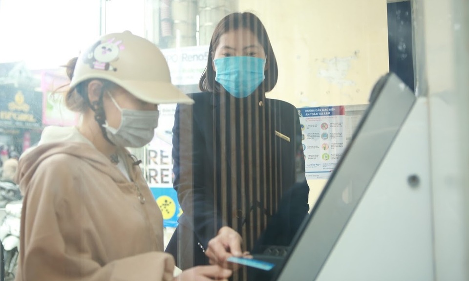 Rồng rắn hàng giờ đồng hồ trước cây ATM chờ để được rút tiền tiêu Tết - 4 Rồng rắn hàng giờ đồng hồ trước cây ATM chờ để được rút tiền tiêu Tết - 4