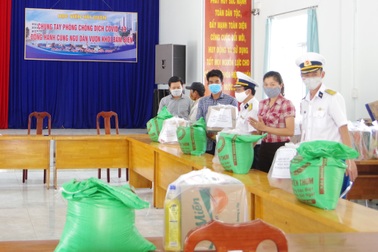 Học viện Hải quân Nha Trang “nhường cơm sẻ áo” với ngư dân Khánh Hòa