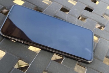 Lộ ảnh thật iPhone thế hệ mới với cụm 4 camera, không còn "tai thỏ"