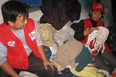 Quần áo cứu trợ… vào gara ô tô làm giẻ lau?