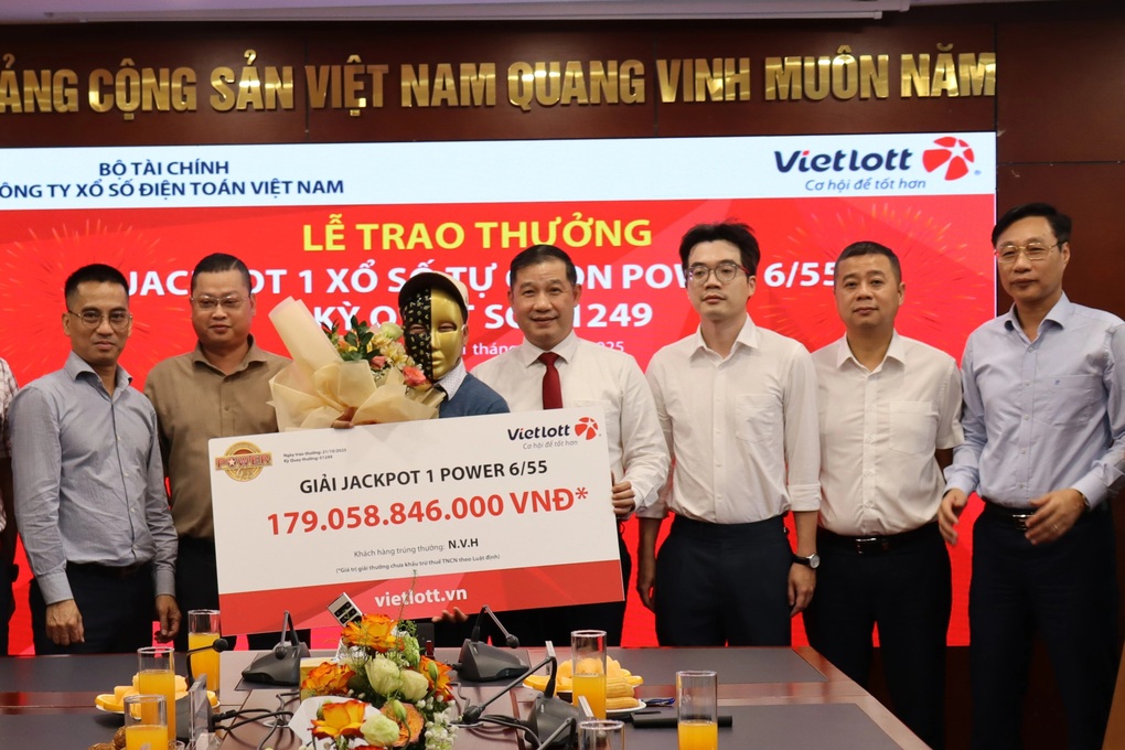 מורה זכה בכמעט 180 מיליארד דונג וייטלוט - 1 Một giáo viên trúng Vietlott gần 180 tỷ đồng - 1