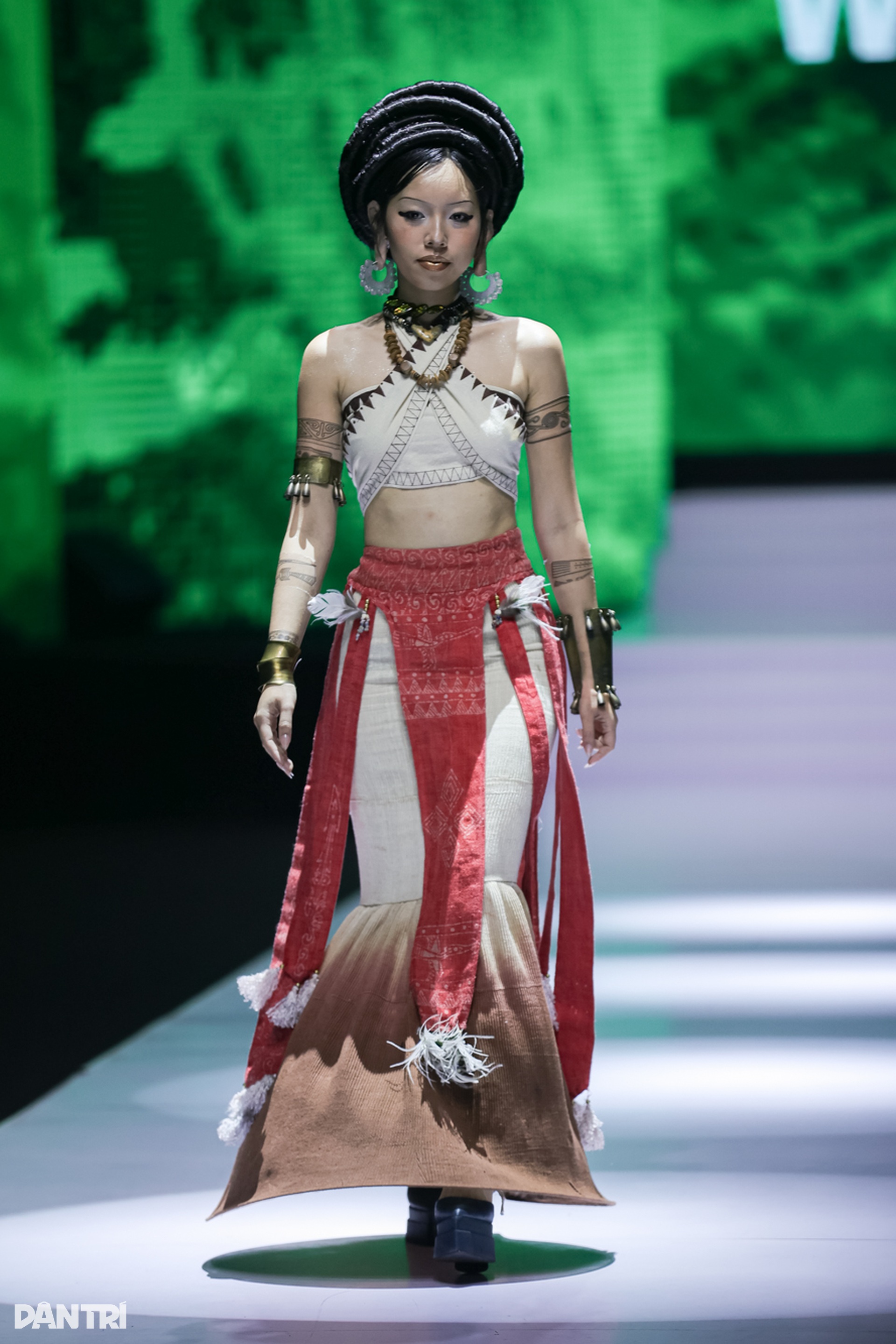 “Chị đẹp” Lynk Lee khoe nét nữ tính trên sàn diễn thời trang - 7