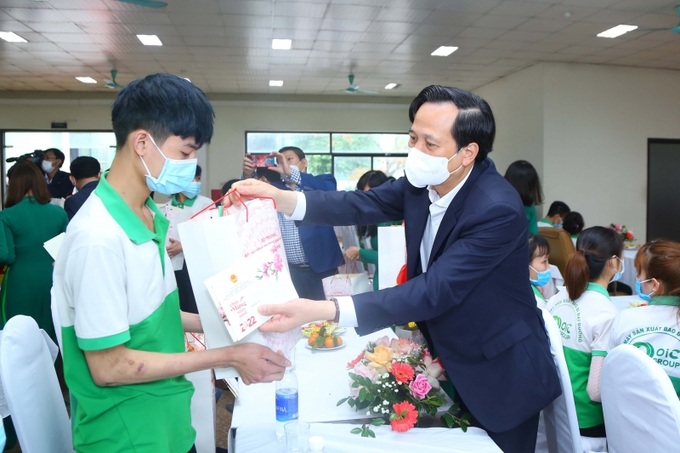 Bộ trưởng Đào Ngọc Dung thăm hỏi và tặng quà Tết cho công nhân có hoàn cảnh khó khăn tại Nhà máy sản xuất bao bì Đại Dương. Ảnh: molisa